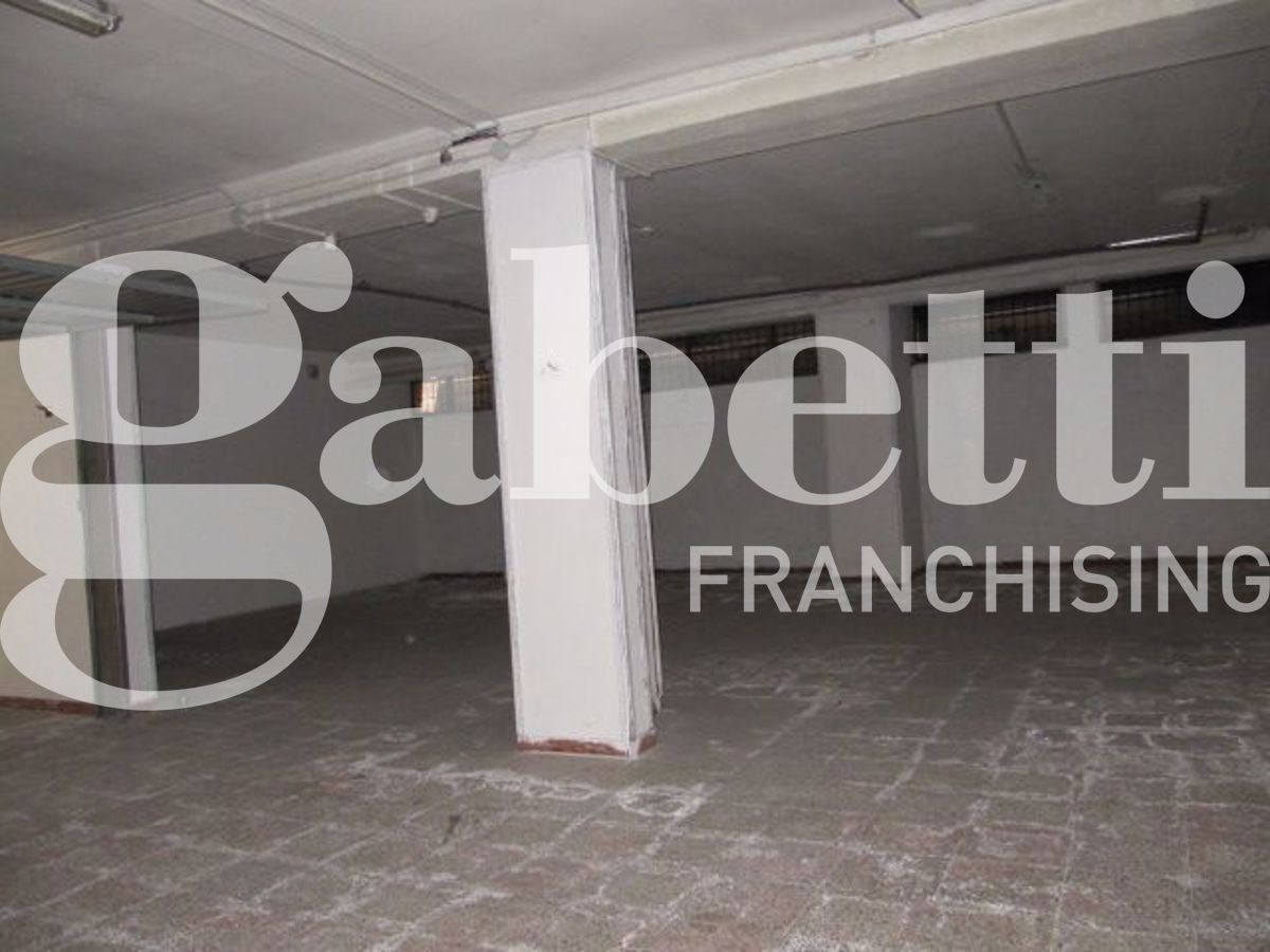 Box/Garage 147mq in vendita a Brindisi