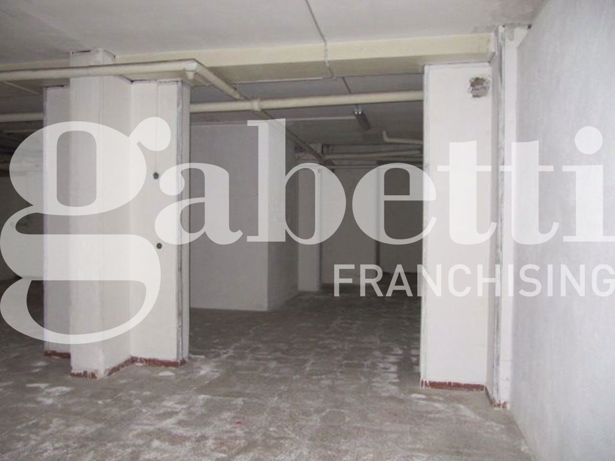 Box/Garage 147mq in vendita a Brindisi