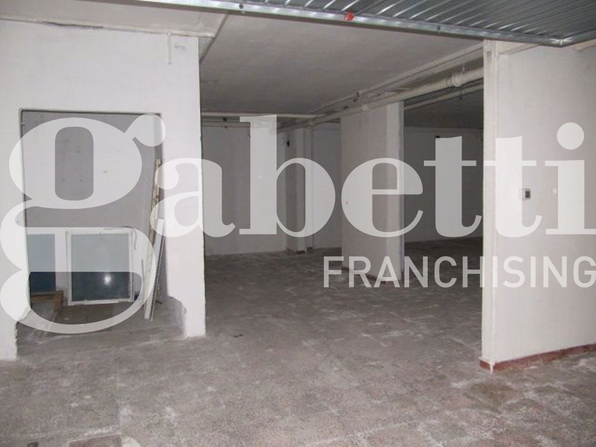 Box/Garage 147mq in vendita a Brindisi