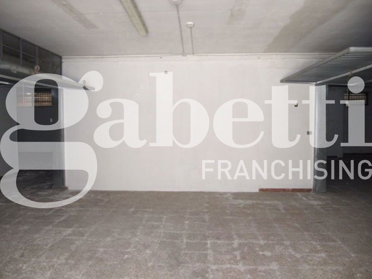 Box/Garage 147mq in vendita a Brindisi