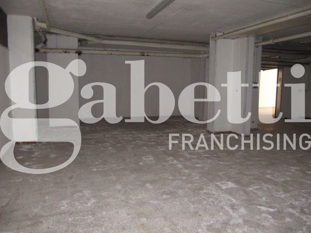 Box/Garage 147mq in vendita a Brindisi