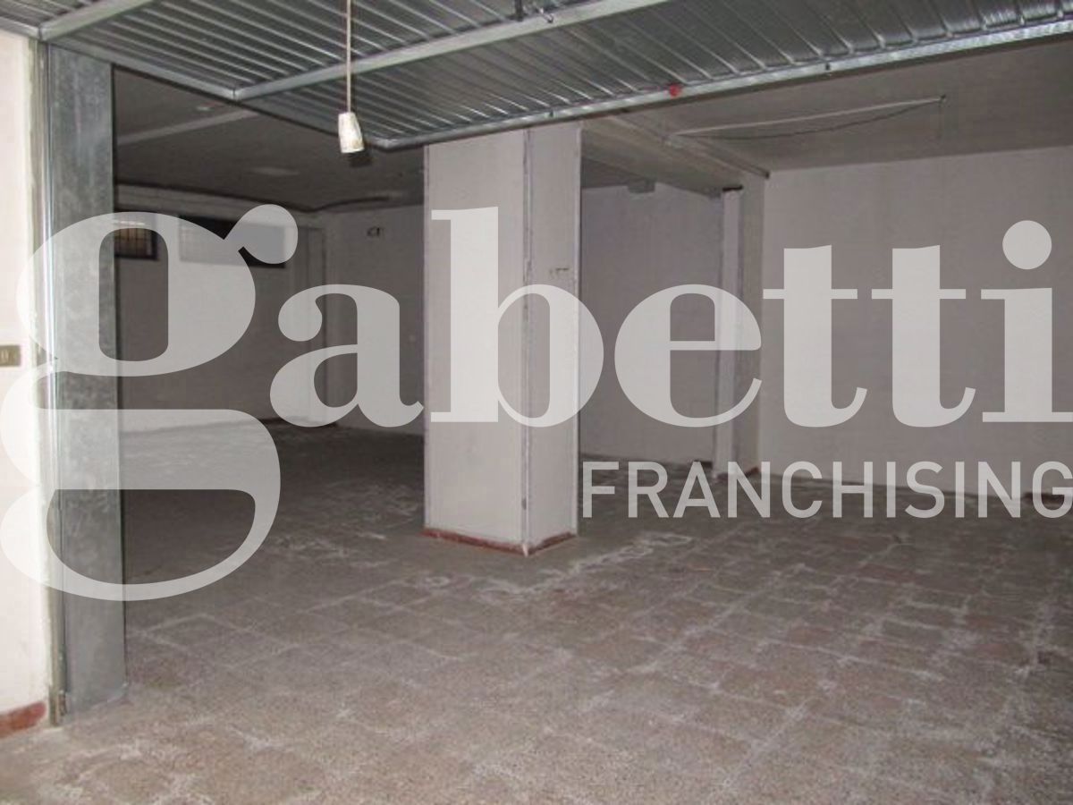 Box/Garage 147mq in vendita a Brindisi