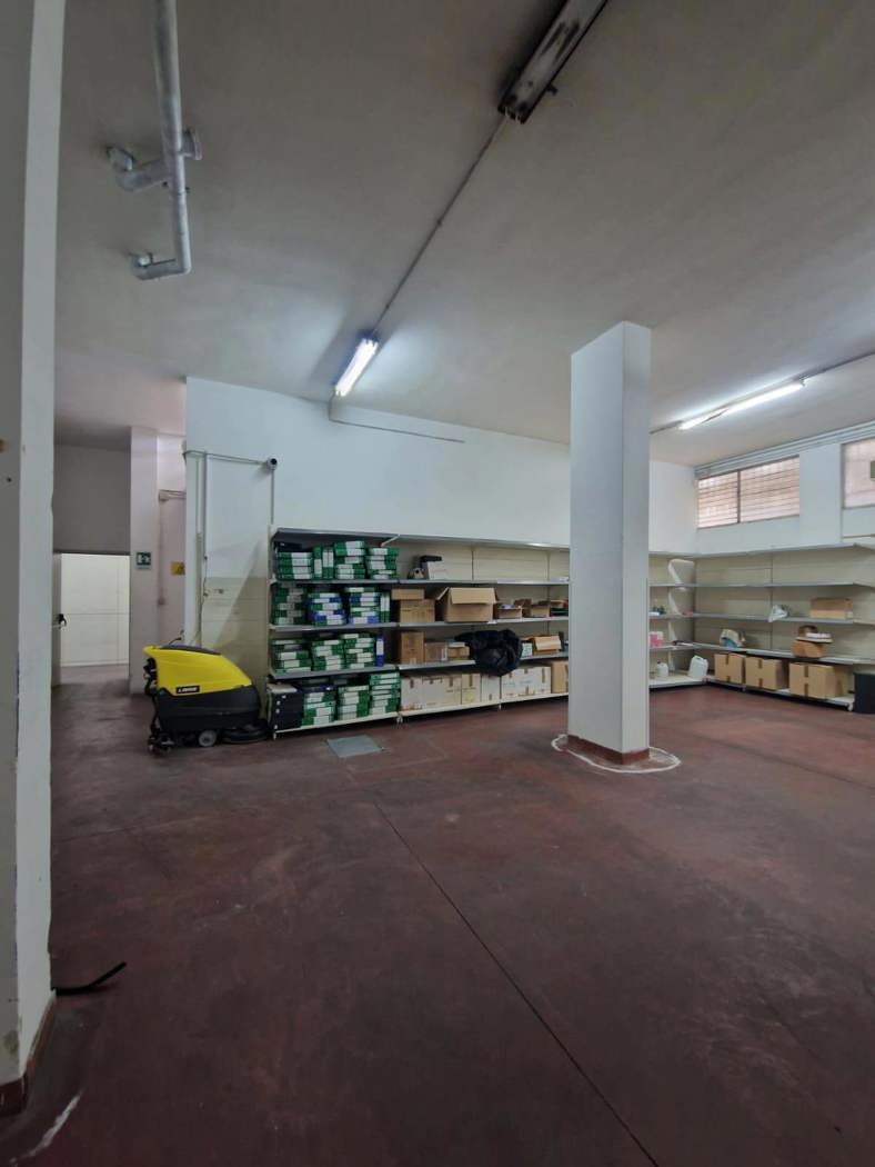 Negozio con box doppio a Brindisi