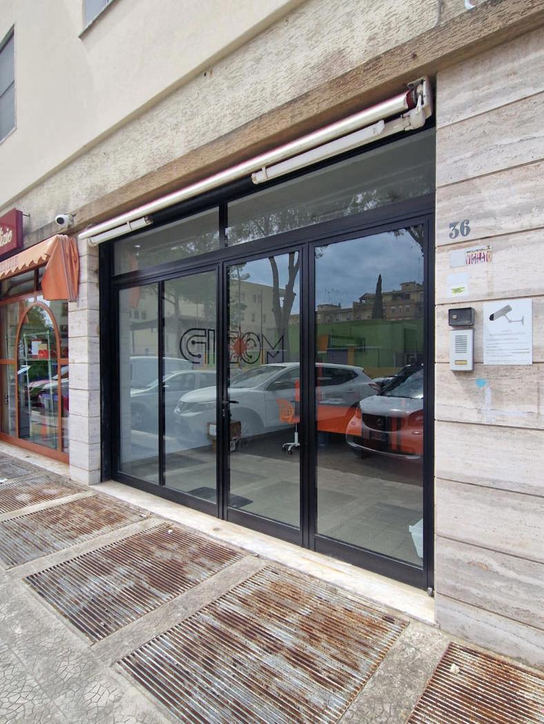 Negozio con box doppio a Brindisi