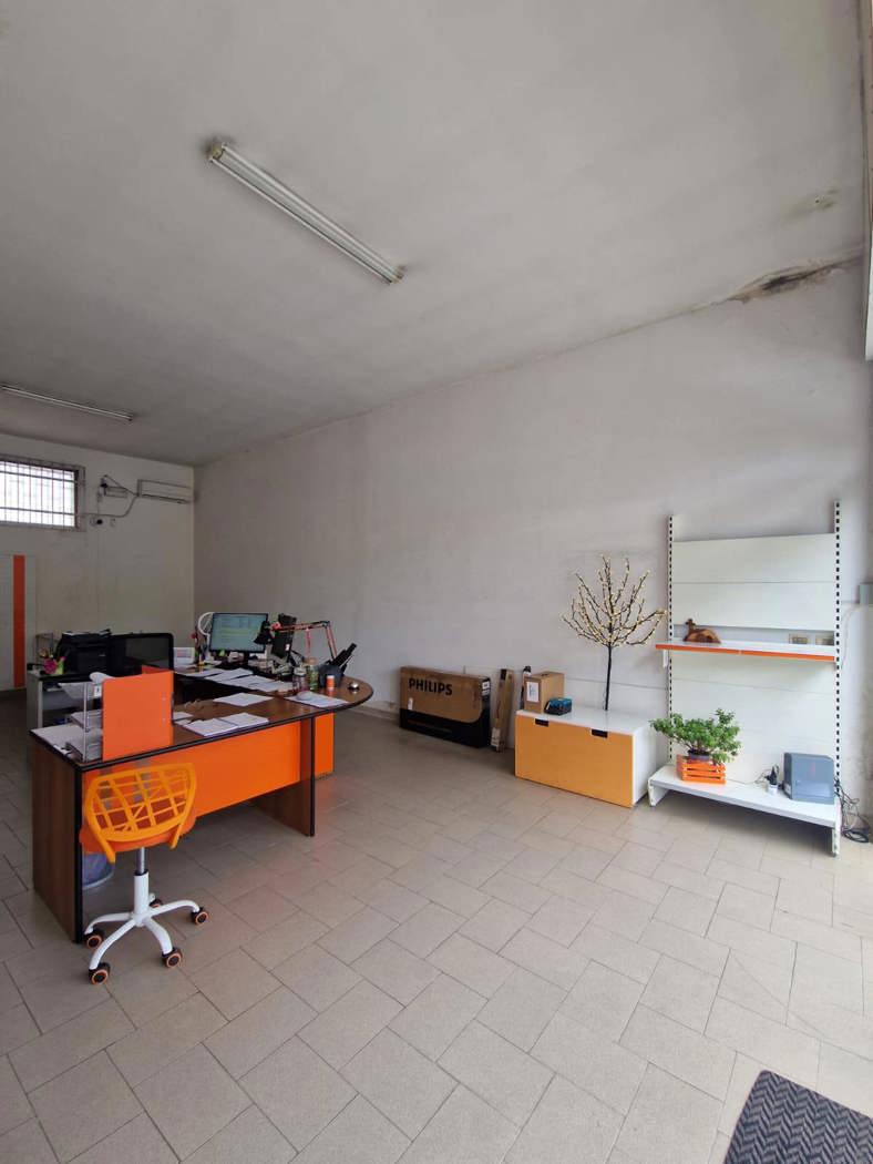 Negozio con box doppio a Brindisi