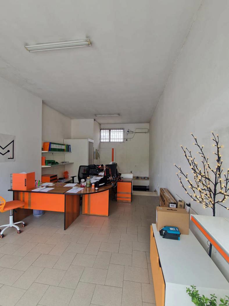 Negozio con box doppio a Brindisi