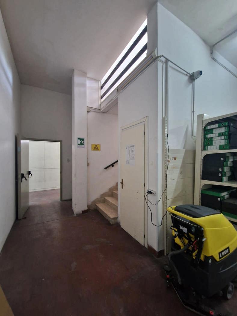 Negozio con box doppio a Brindisi