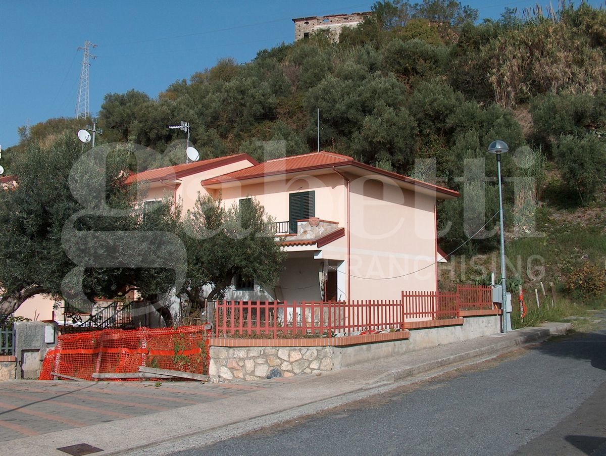 Villa con giardino a Longobardi