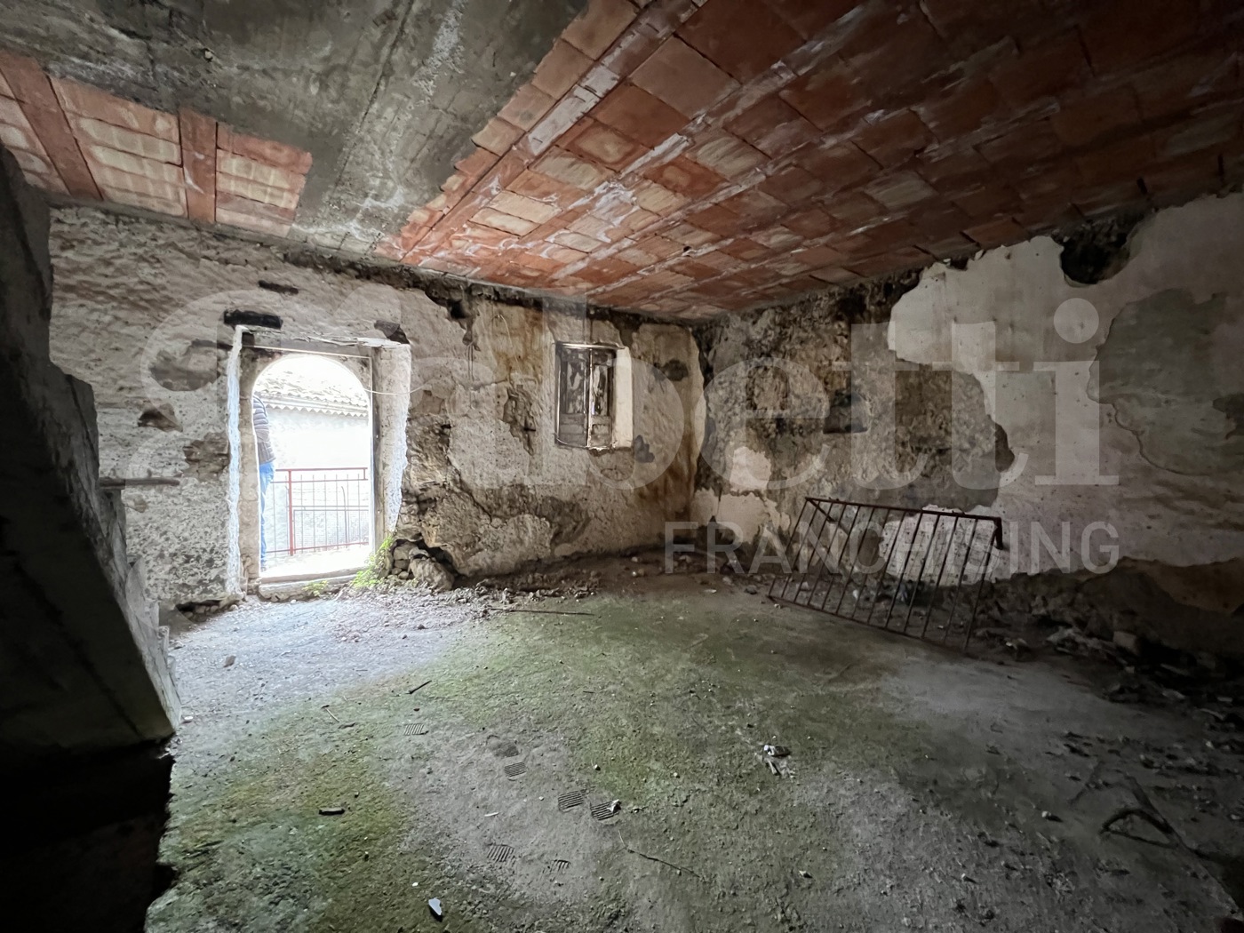 Casa indipendente da ristrutturare a Falconara Albanese