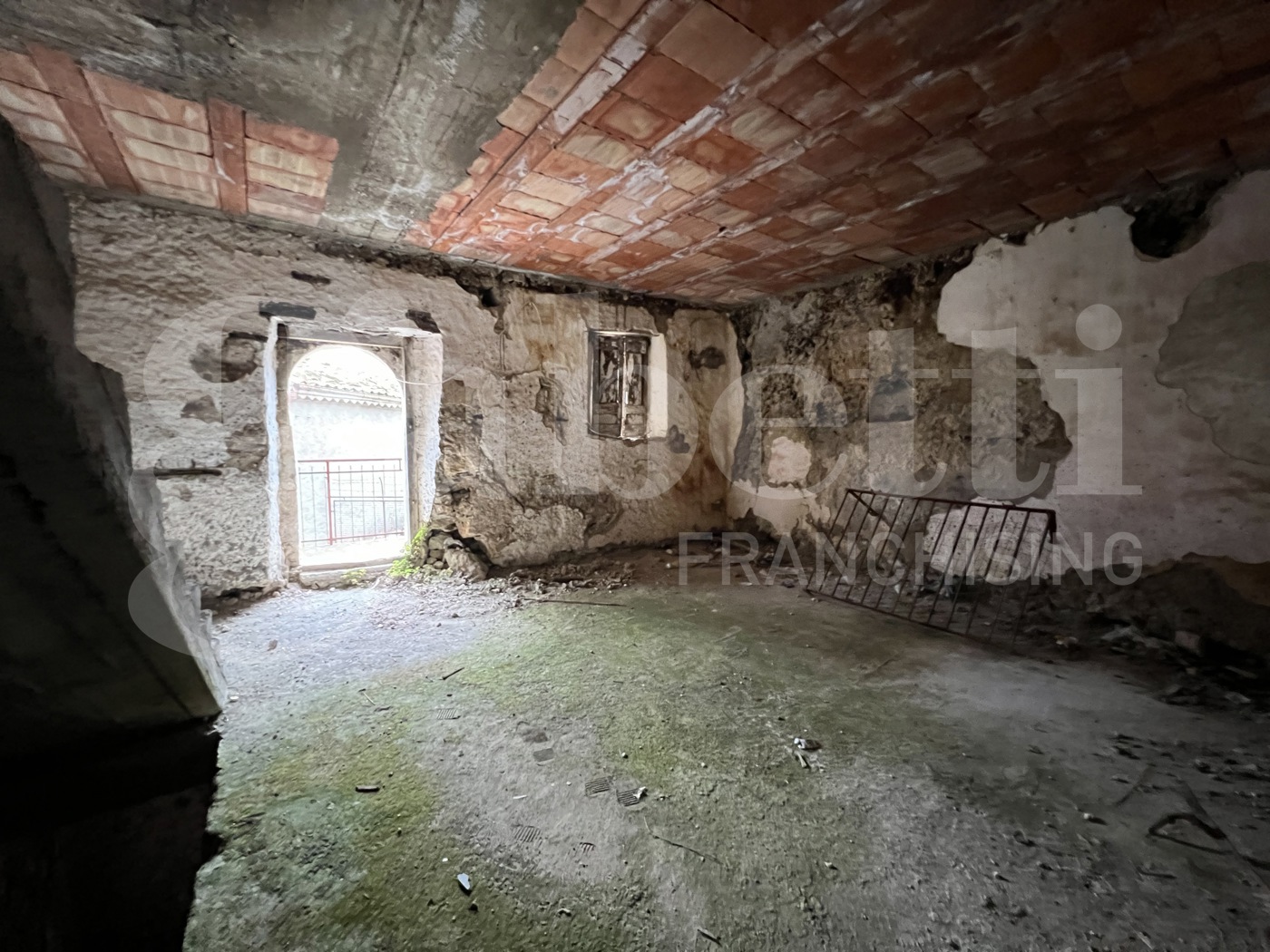 Casa indipendente da ristrutturare a Falconara Albanese
