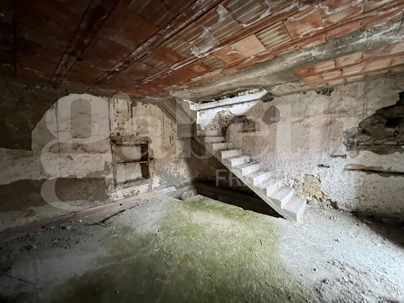 Casa indipendente da ristrutturare a Falconara Albanese