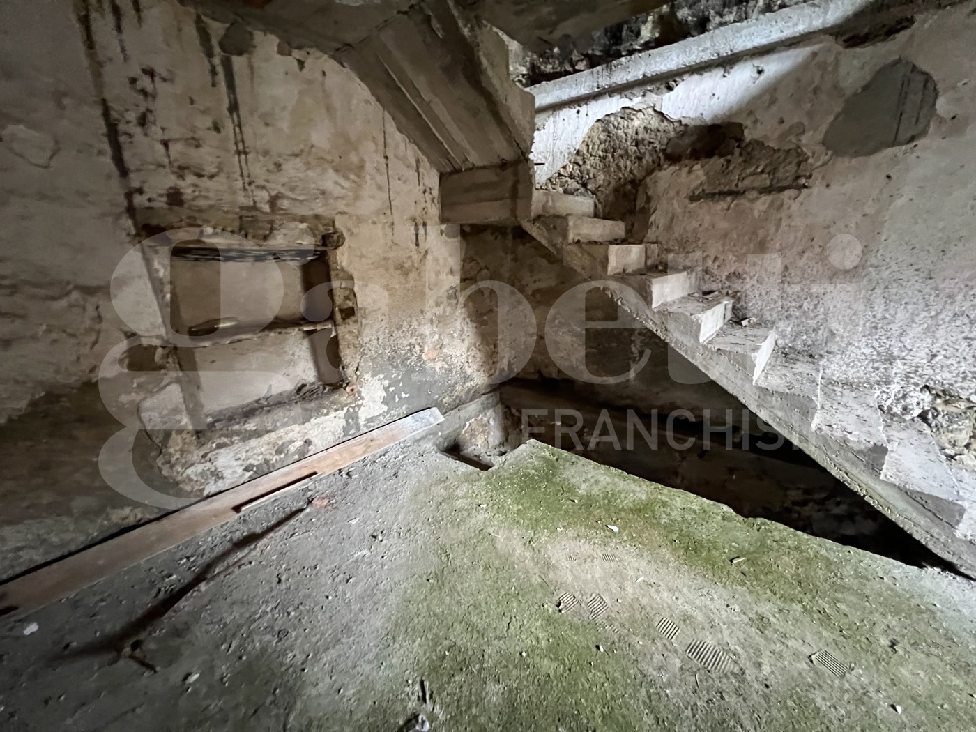 Casa indipendente da ristrutturare a Falconara Albanese