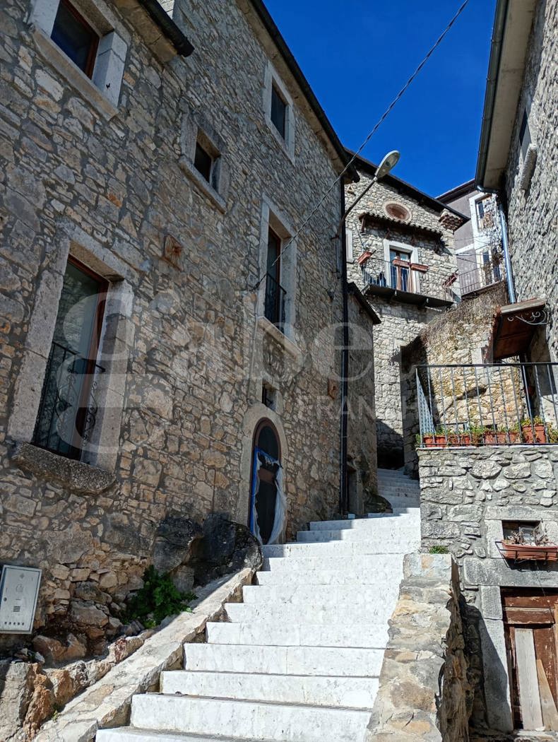 Quadrilocale in vendita a Montenero Val Cocchiara