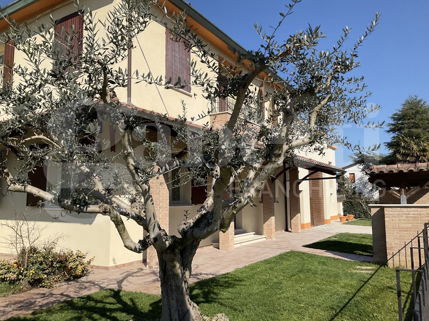 Casa indipendente con box doppio a Solarolo