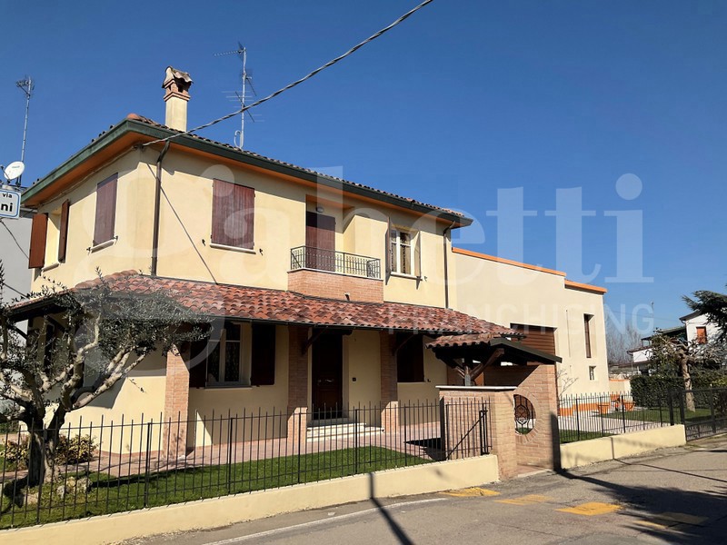 Casa indipendente con giardino a Solarolo