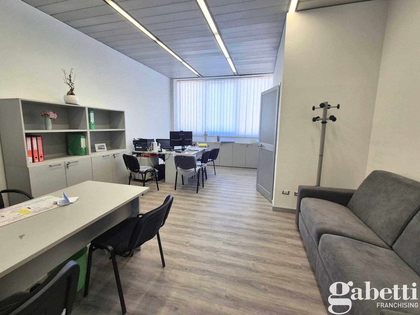 Ufficio ristrutturato a Pomigliano d'Arco
