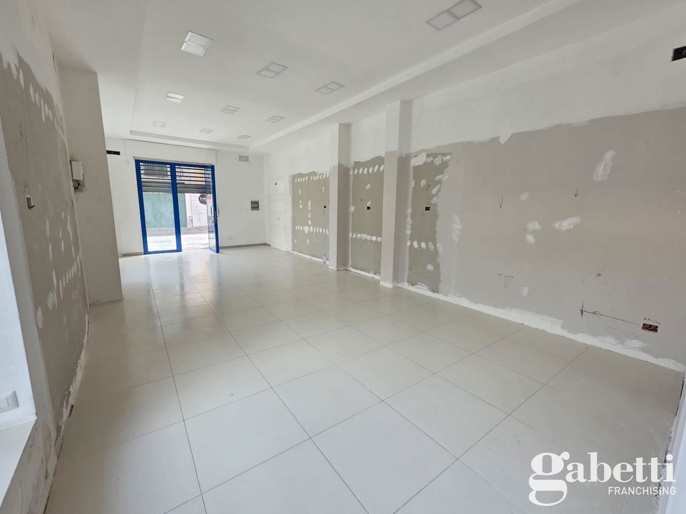 Negozio in affitto a Pomigliano d'Arco