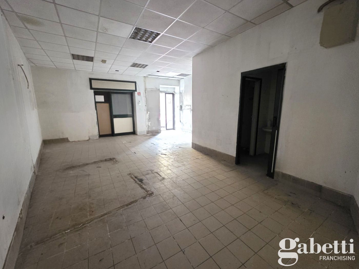 Negozio in affitto a Pomigliano d'Arco