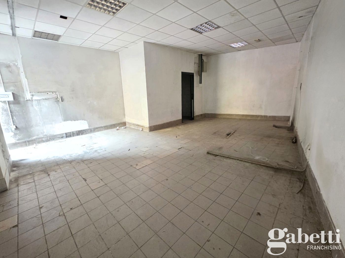 Negozio in affitto a Pomigliano d'Arco