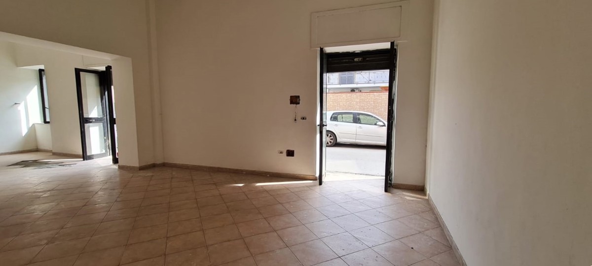 Negozio in affitto a Pomigliano d'Arco