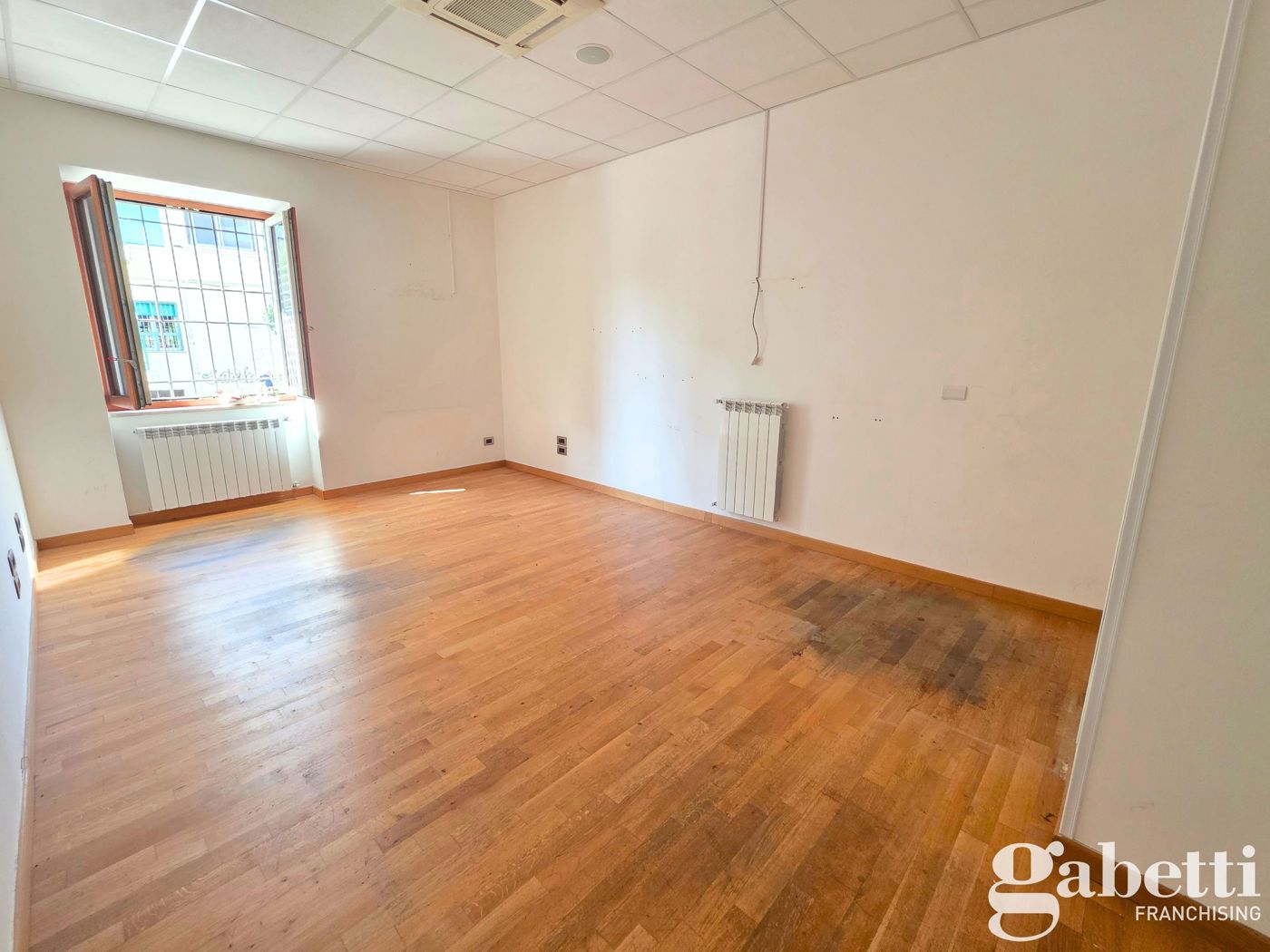 Ufficio ristrutturato a Pomigliano d'Arco