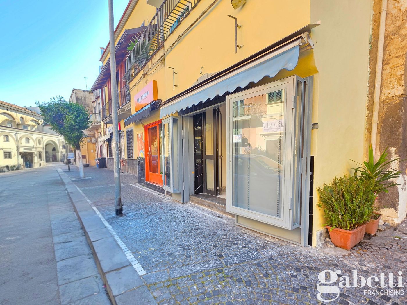 Negozio ristrutturato a Pomigliano d'Arco