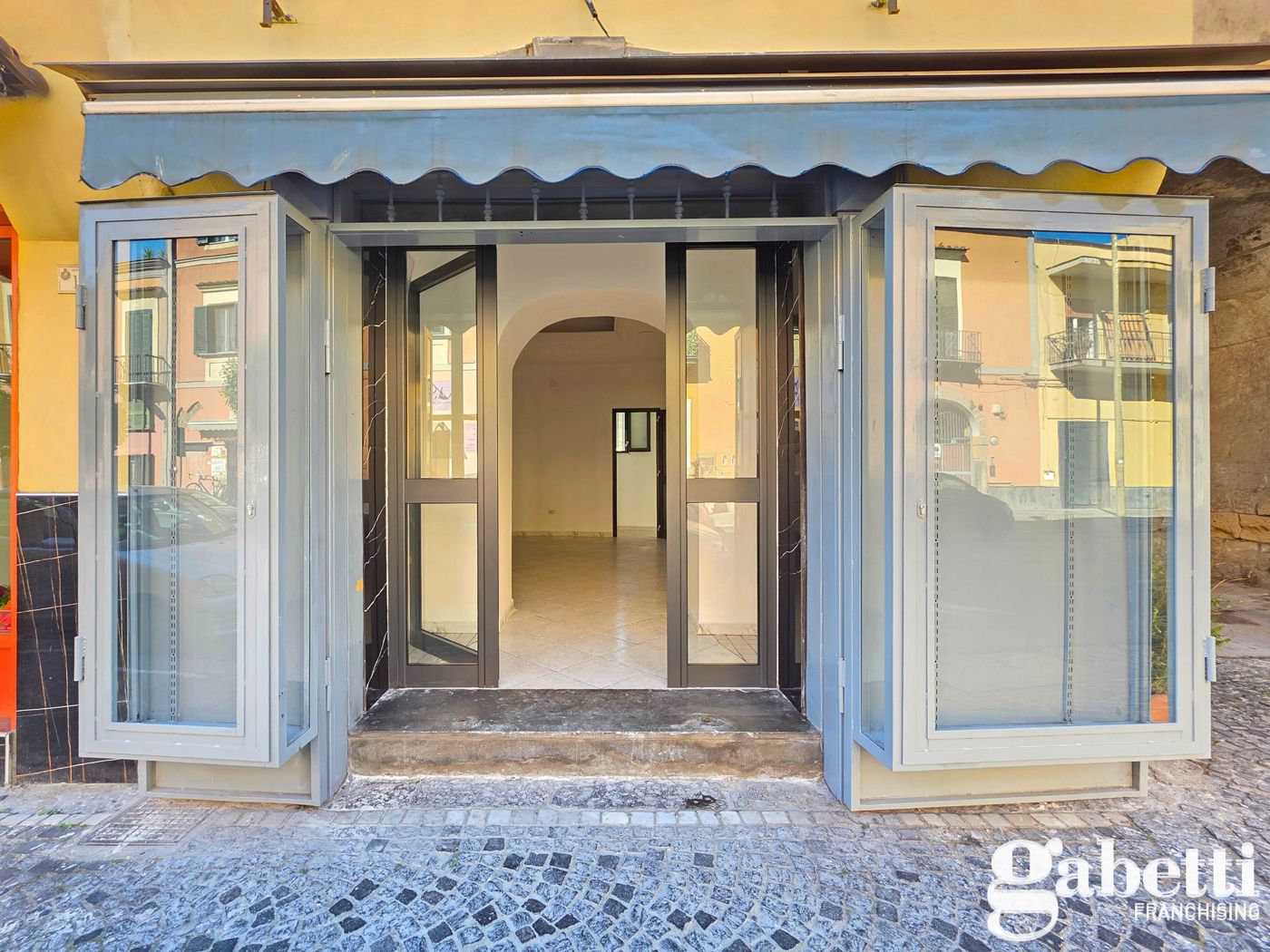 Negozio ristrutturato a Pomigliano d'Arco