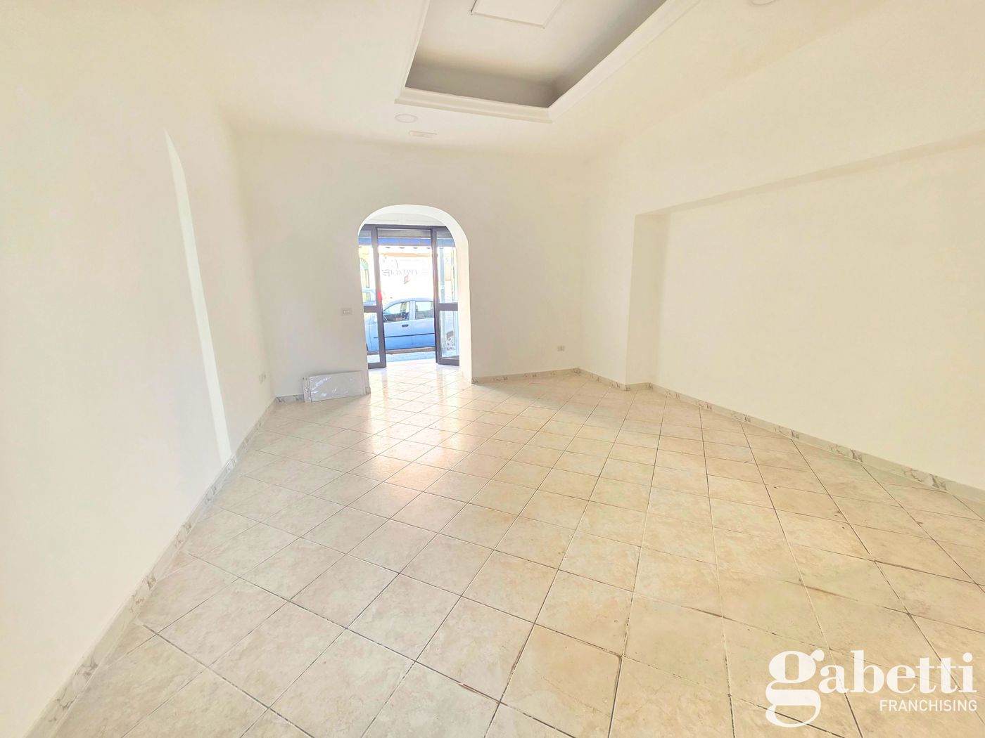 Negozio ristrutturato a Pomigliano d'Arco