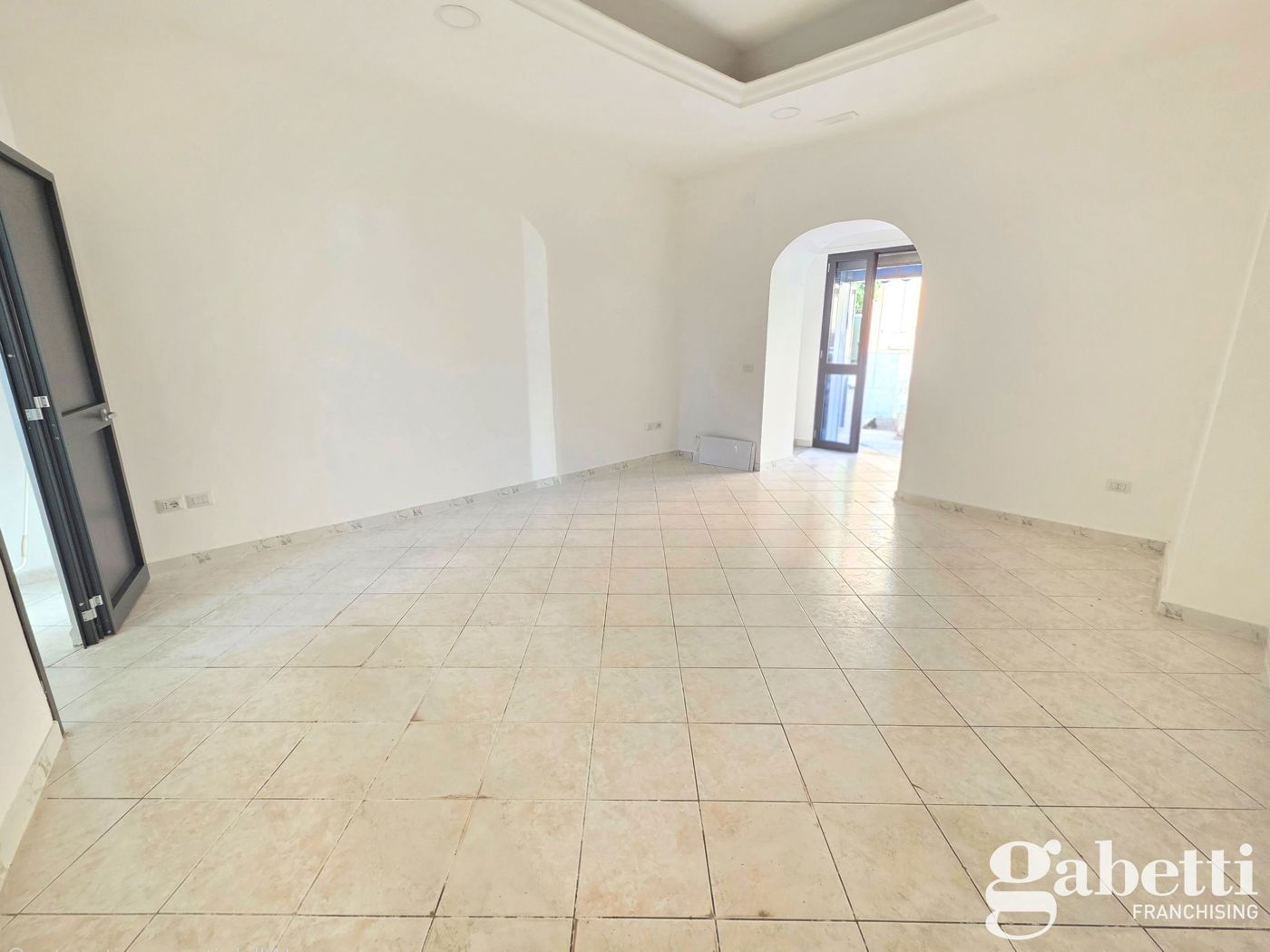 Negozio ristrutturato a Pomigliano d'Arco