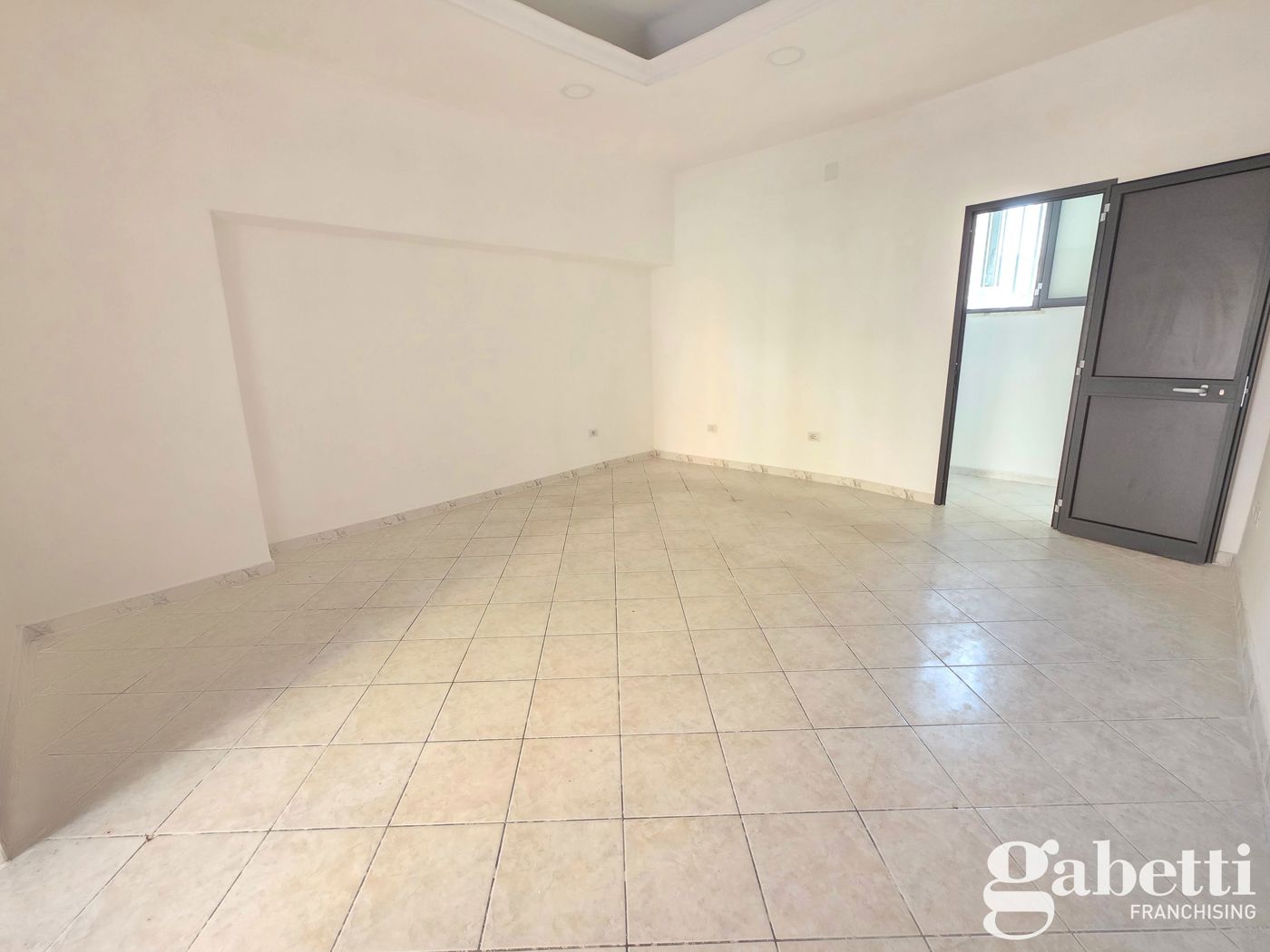 Negozio ristrutturato a Pomigliano d'Arco