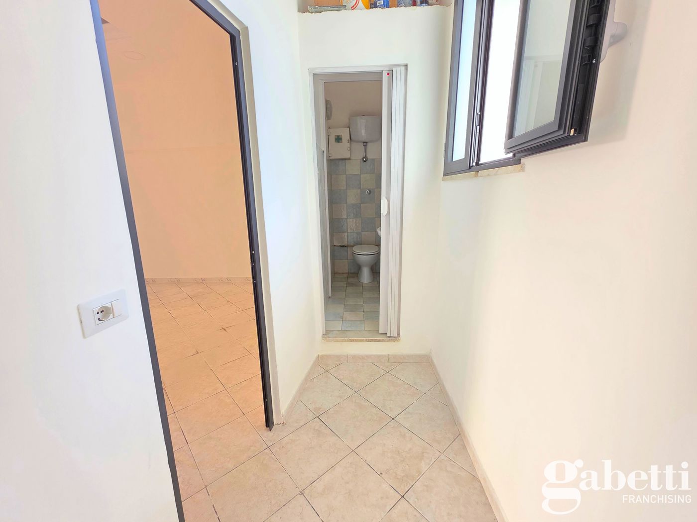 Negozio ristrutturato a Pomigliano d'Arco