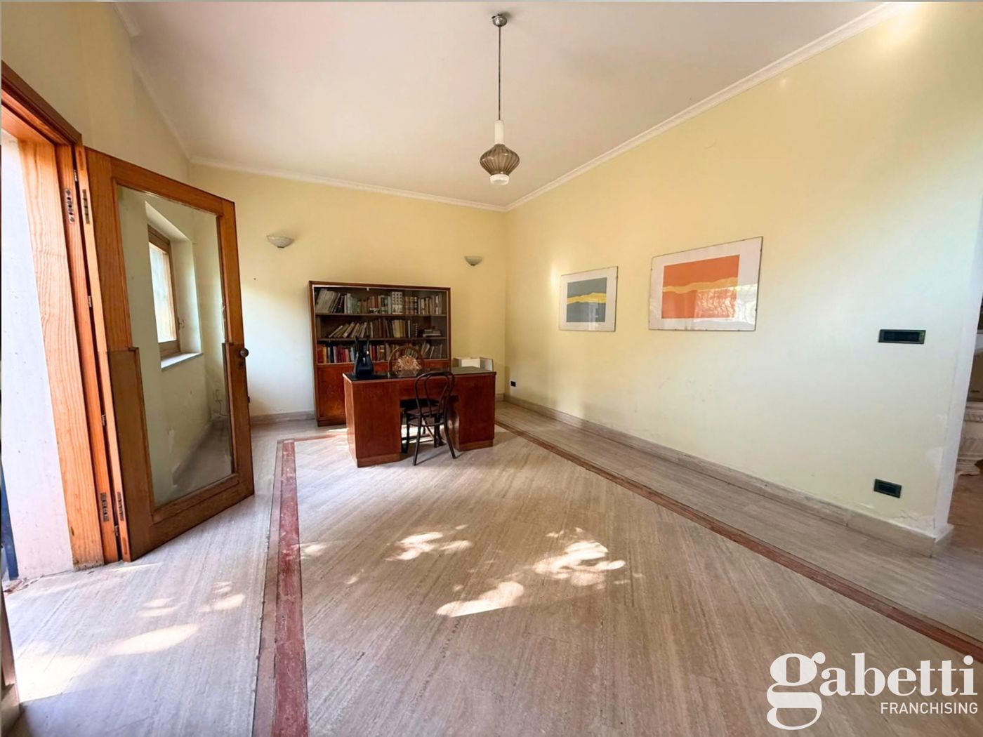 Stabile/Palazzo con giardino a Pomigliano d'Arco