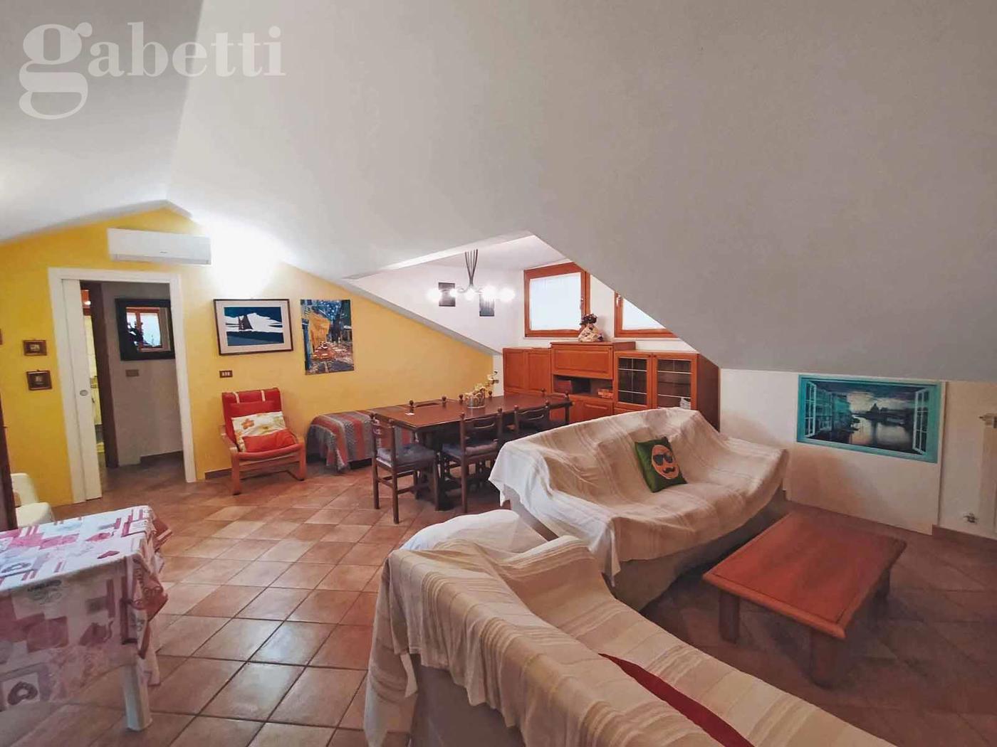 Attico arredato in affitto a Senigallia