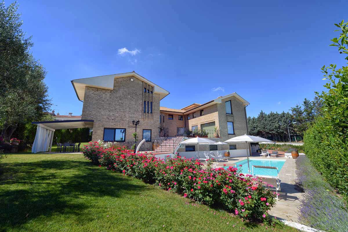 Villa con giardino a Barbara