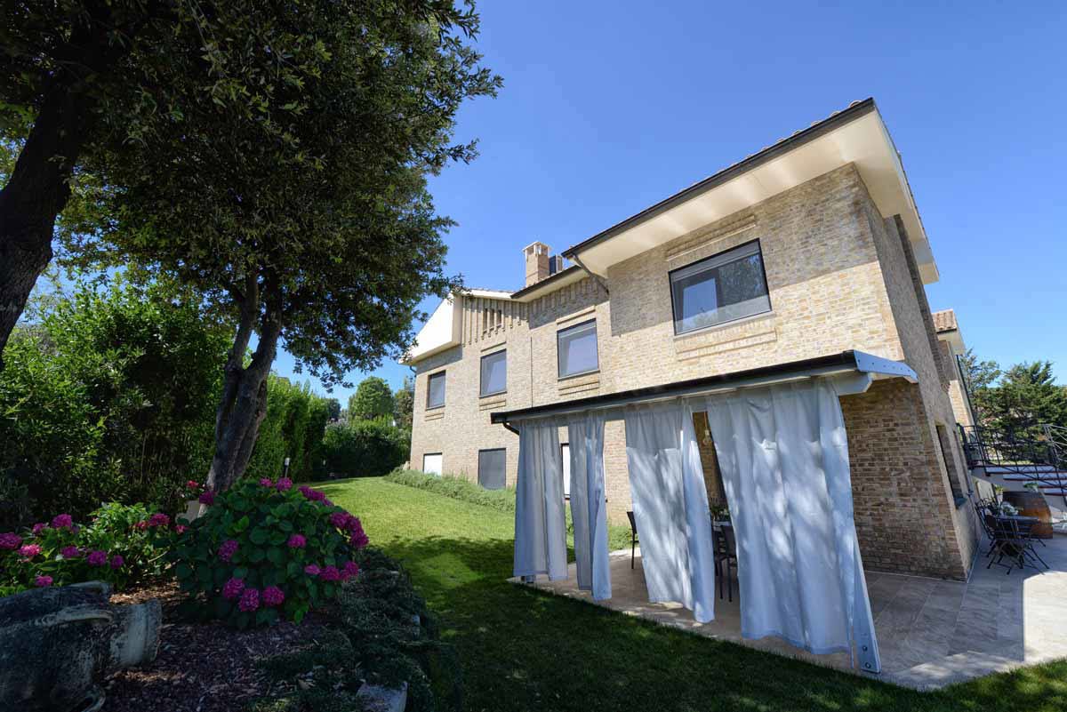 Villa con giardino a Barbara