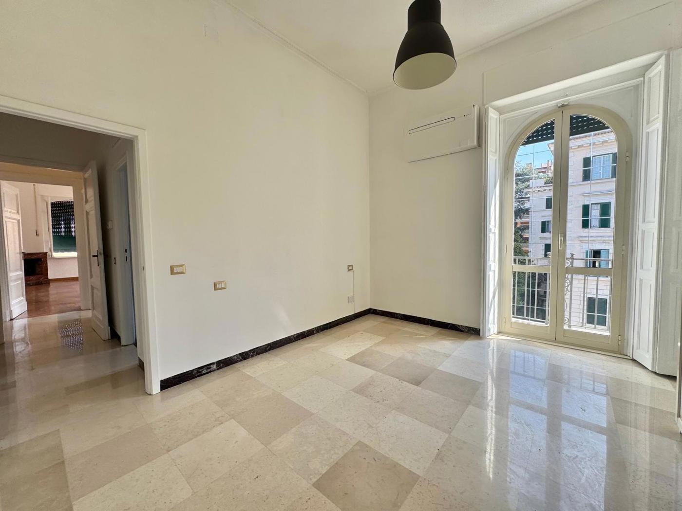 Quadrilocale arredato in affitto a Roma