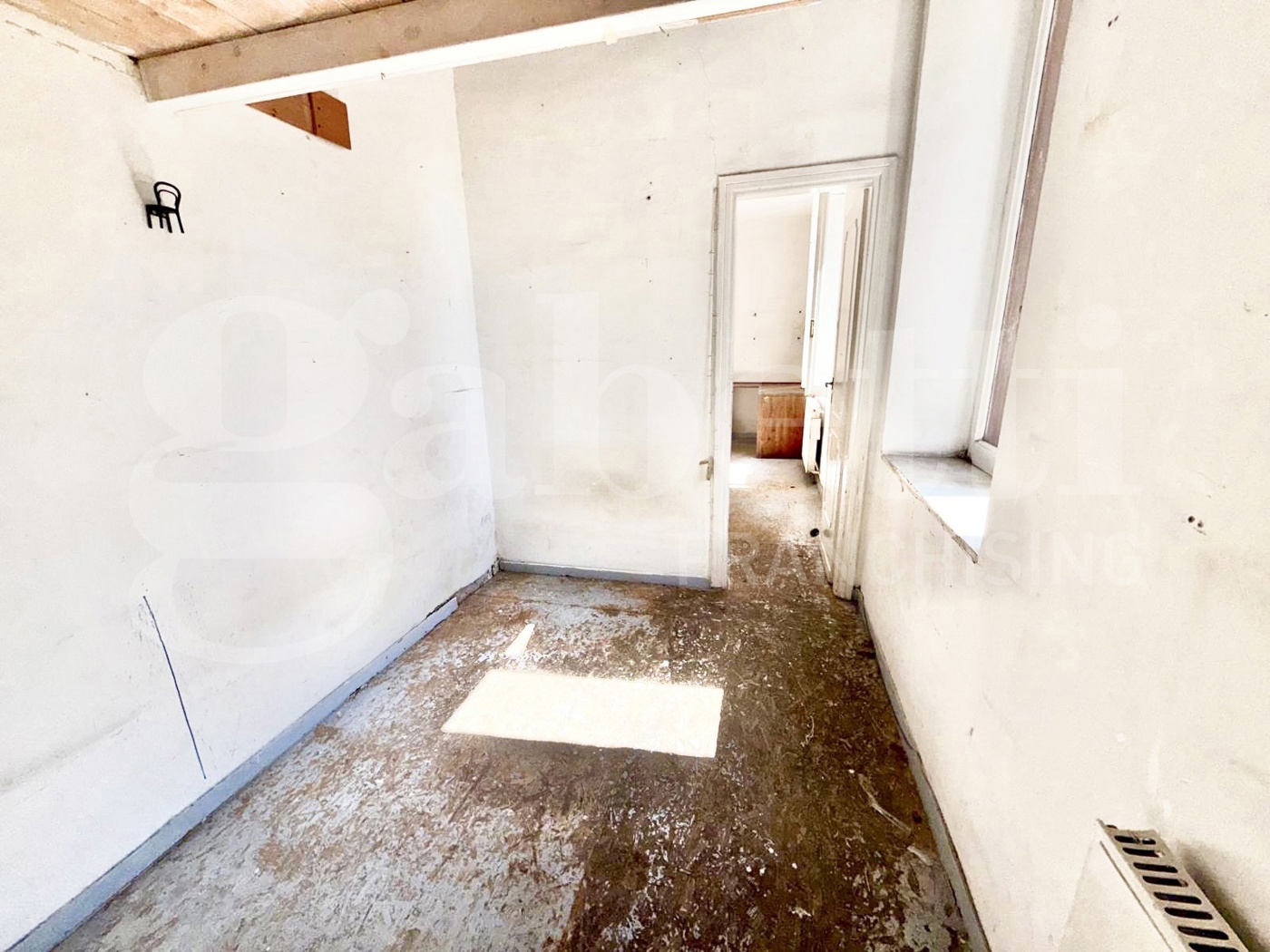 Quadrilocale da ristrutturare a Roma