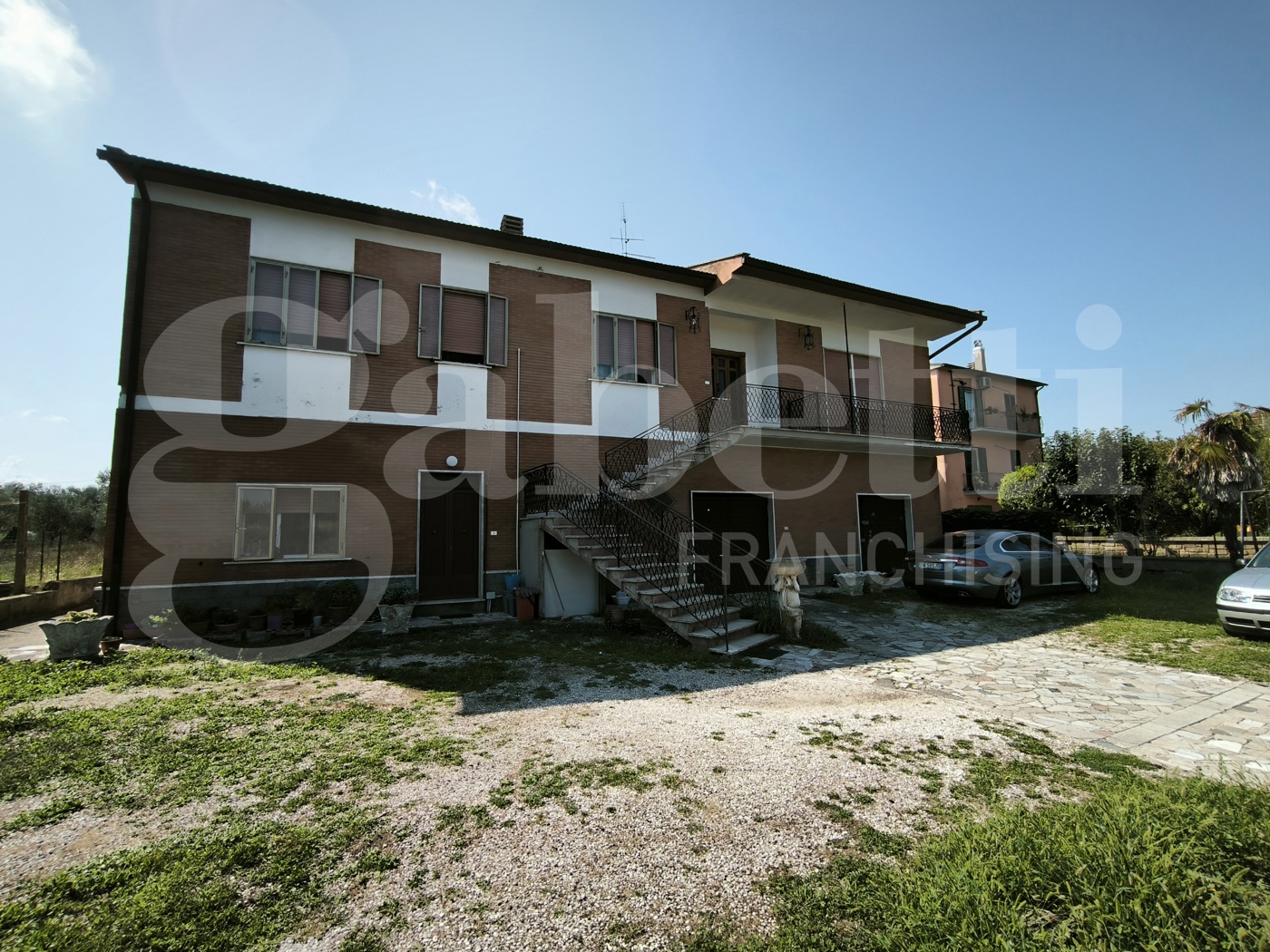 Quadrilocale con box a Gallese