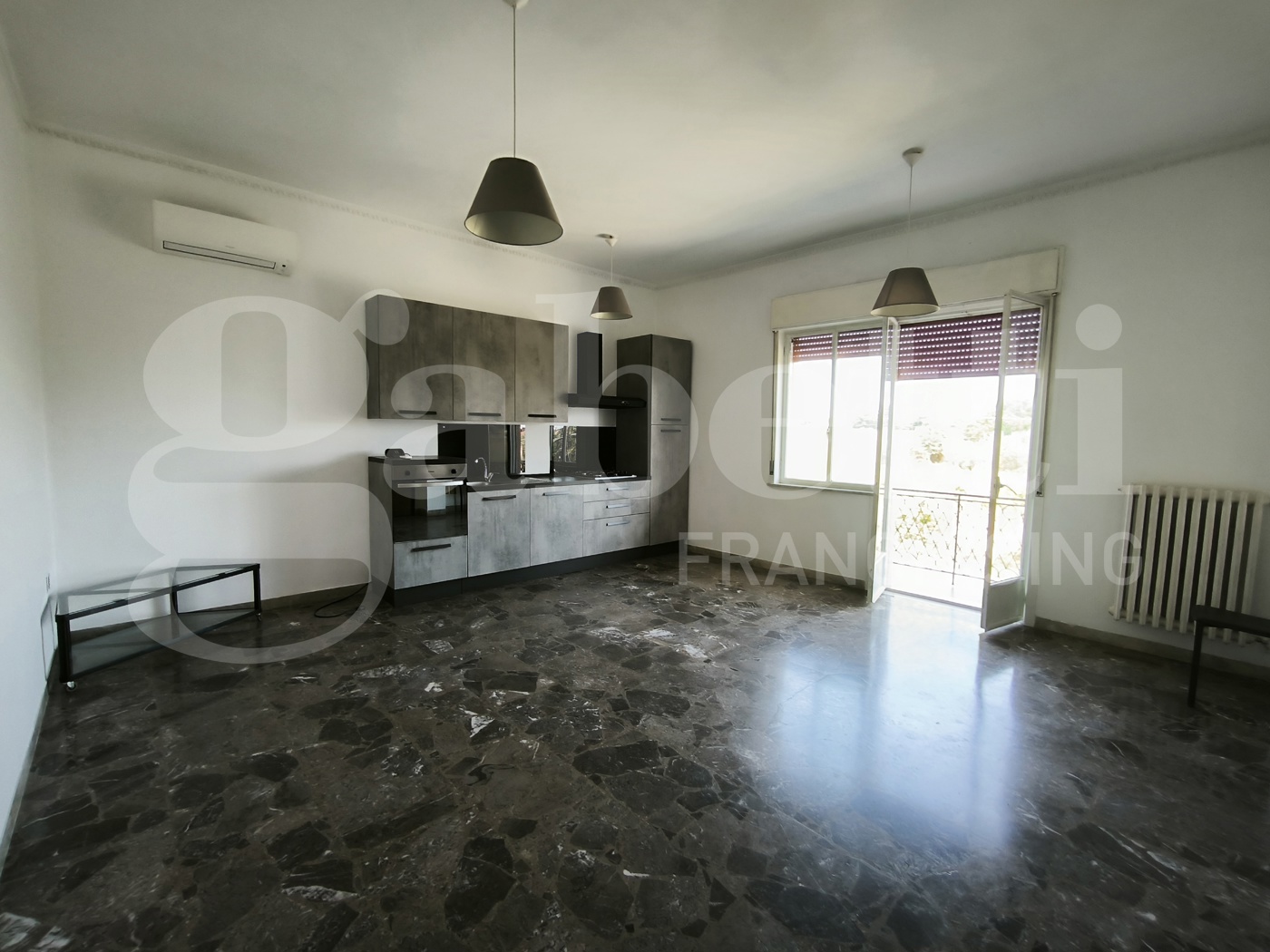 Quadrilocale con box a Gallese