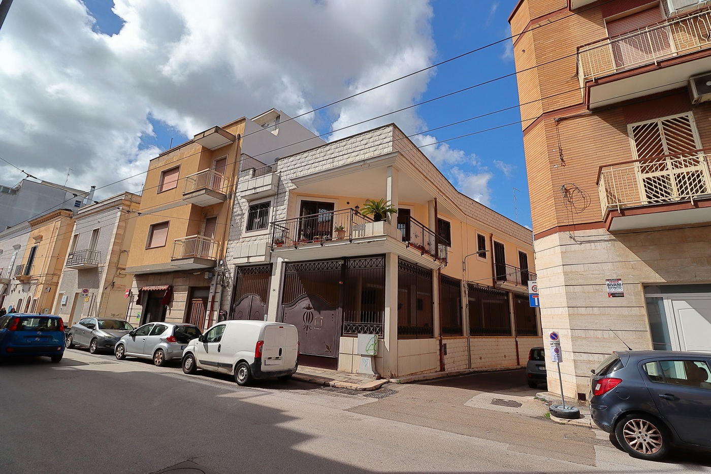 Stabile/Palazzo con box doppio a Bari