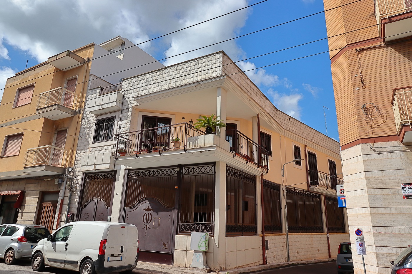 Stabile/Palazzo con box doppio a Bari