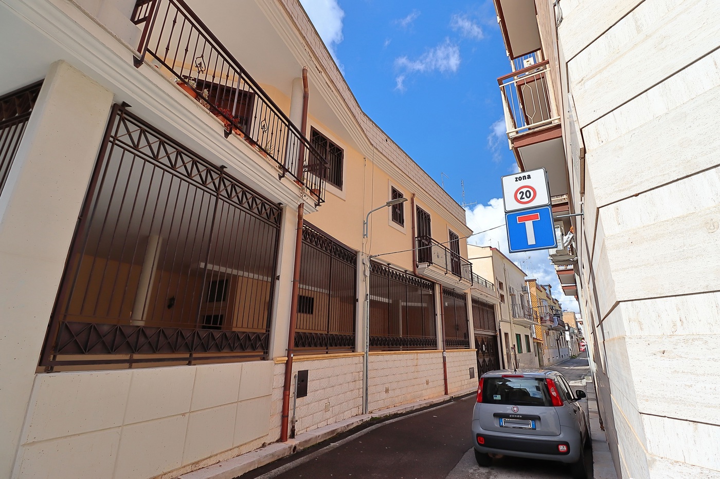 Stabile/Palazzo con box doppio a Bari
