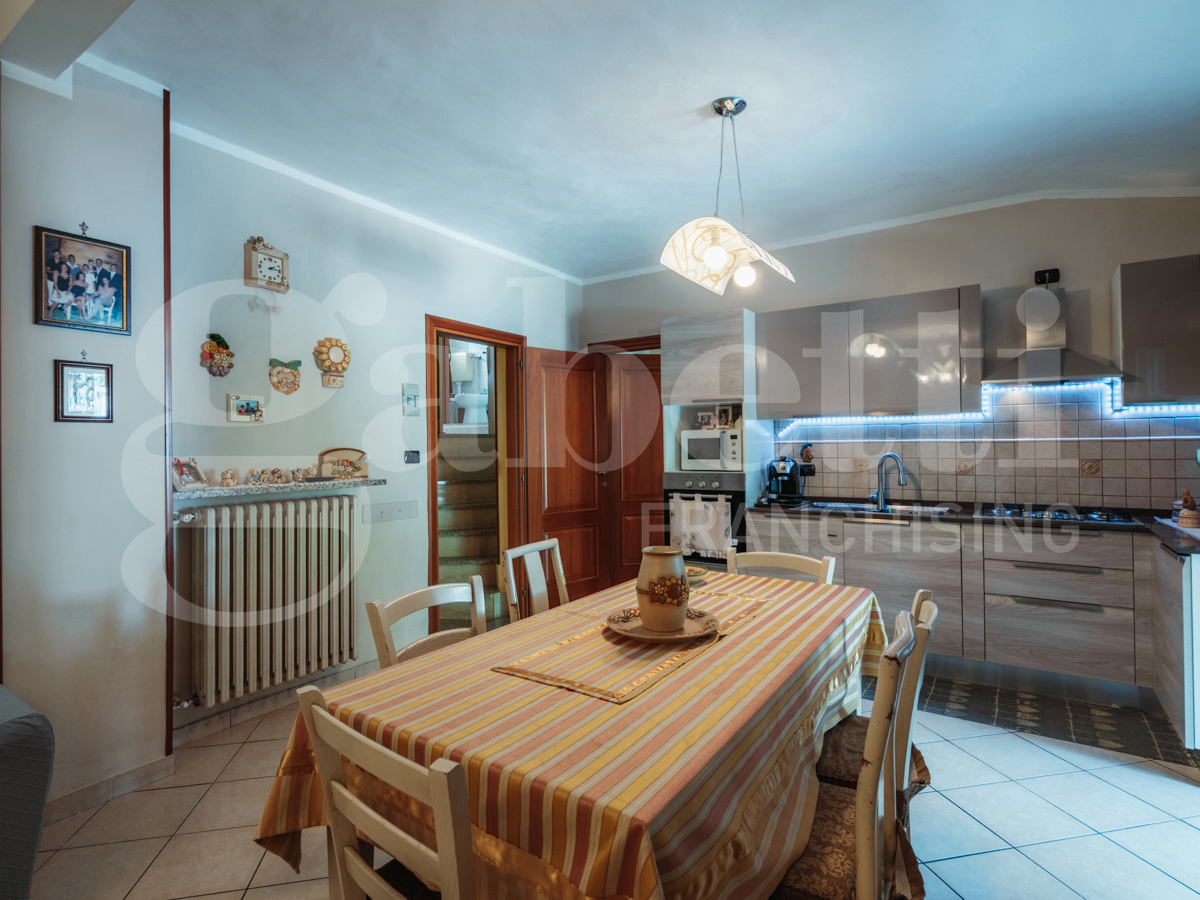 Villa con giardino a Roletto