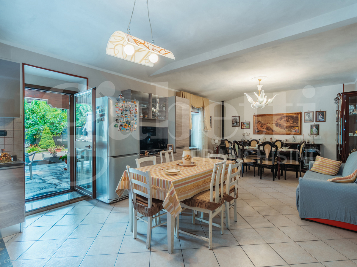 Villa con giardino a Roletto