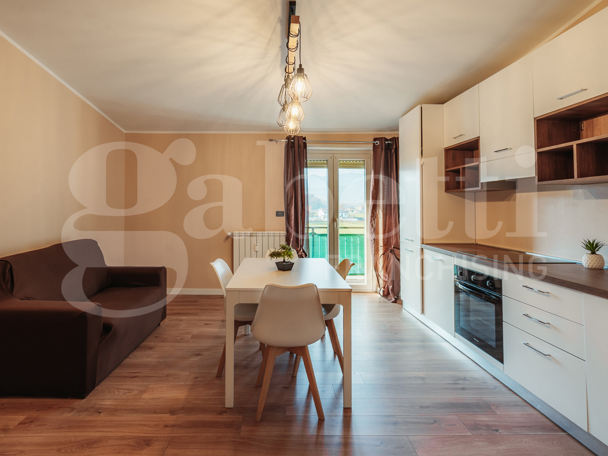 Trilocale con box a Roletto