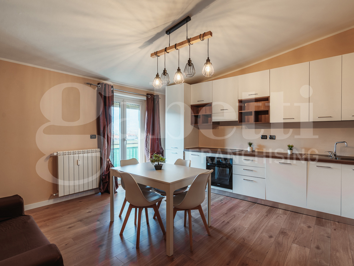 Trilocale con box a Roletto