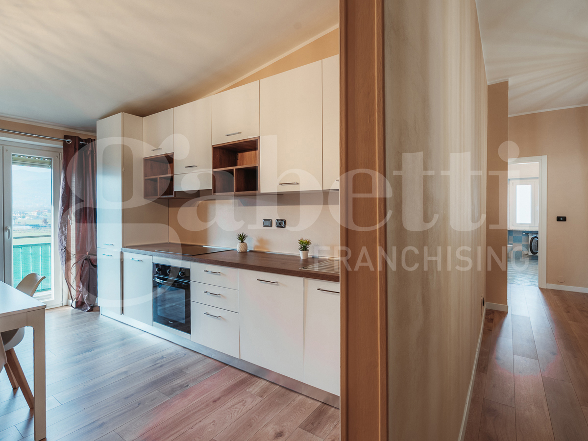 Trilocale con box a Roletto