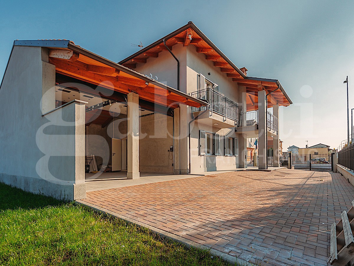 Villa con giardino a Vigone