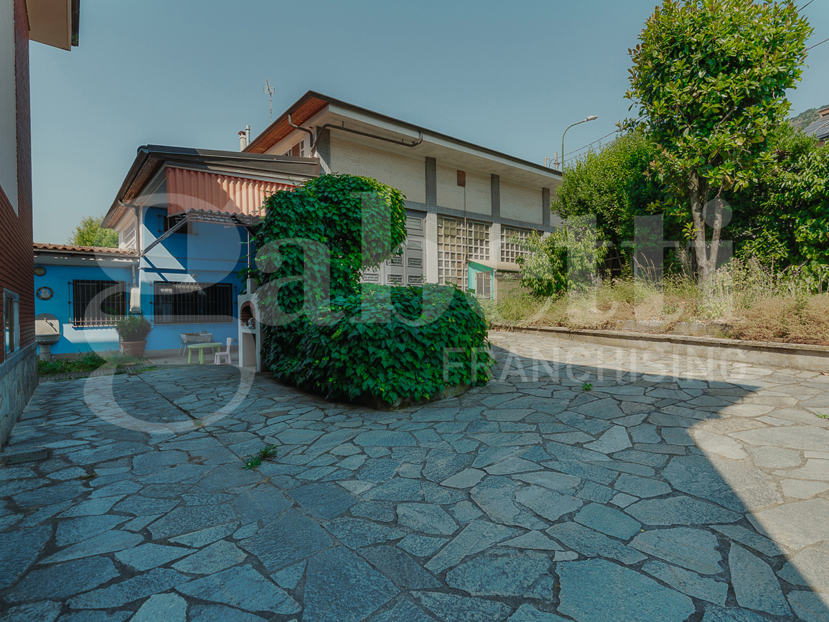 Villa con giardino a Piossasco