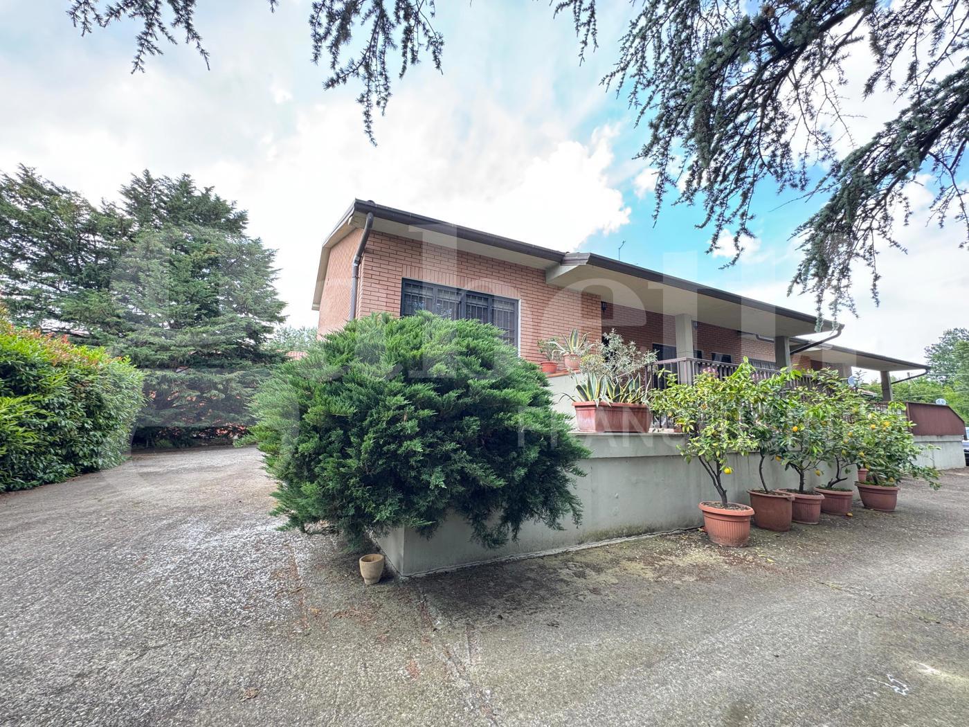Villa Bifamiliare con box doppio a Bologna